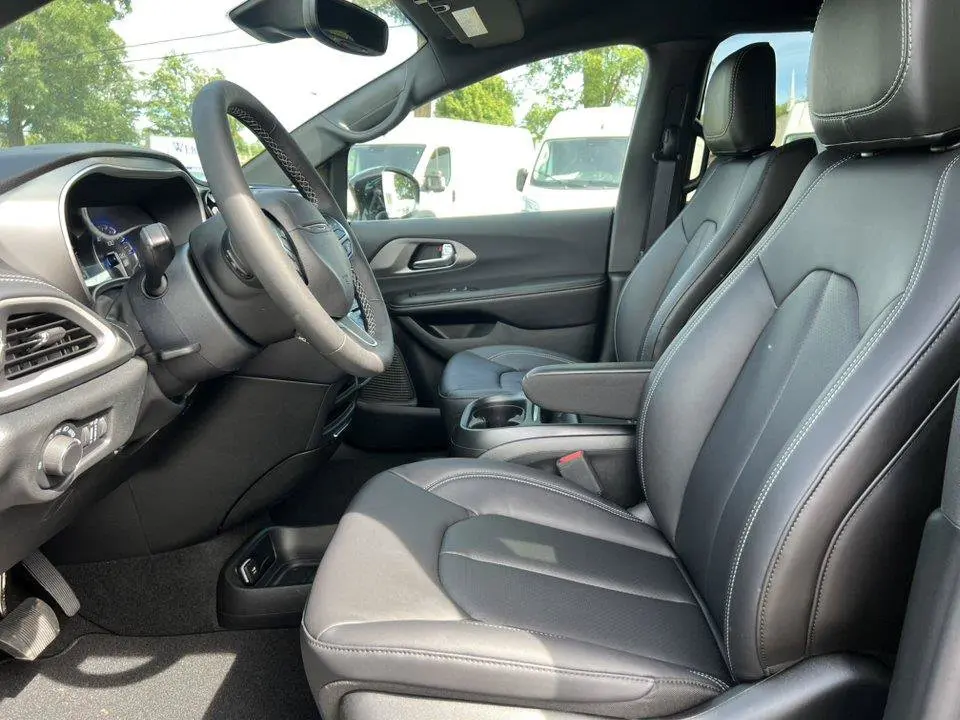 2027 Chrysler Pacifica Select AWD photo 3