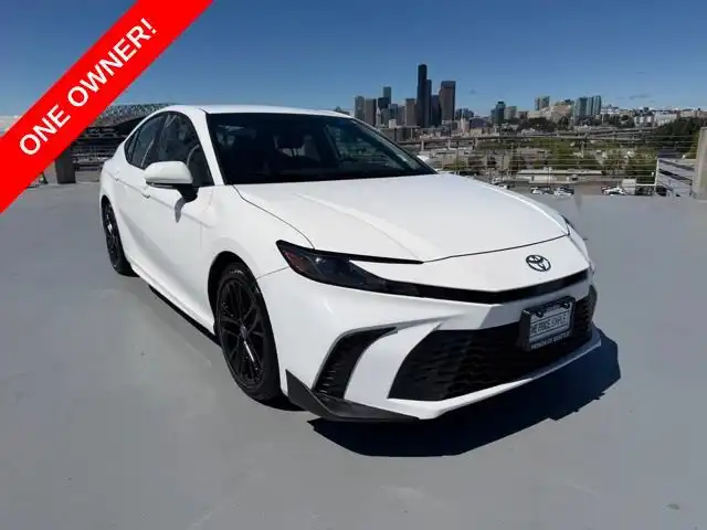 2025 Toyota Camry SE Hybrid's photo