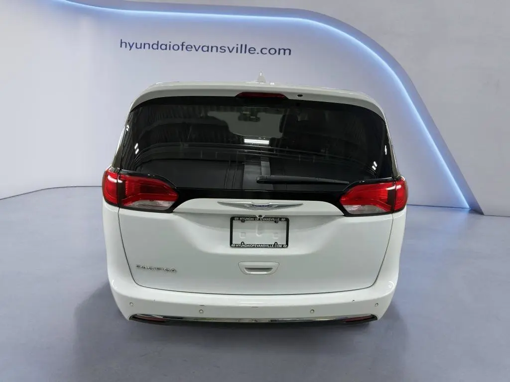 2018 Chrysler Pacifica Touring Plus photo 3