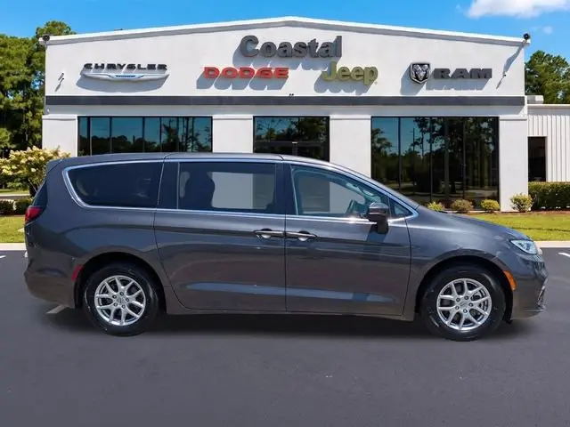 2023 Chrysler Pacifica Touring L photo 3