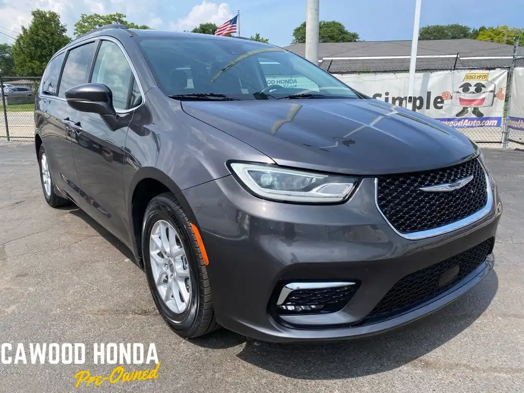 2022 Chrysler Pacifica Touring L's photo