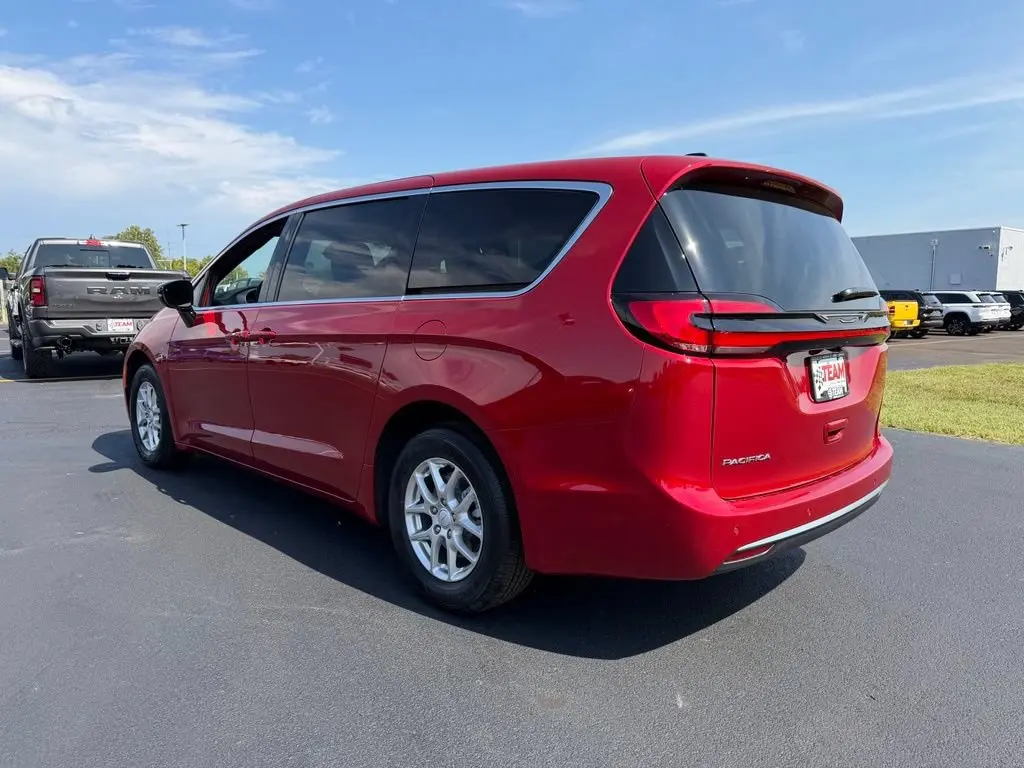 2027 Chrysler Pacifica Select photo 5