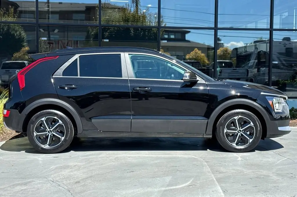 2025 Kia Niro Hybrid EX photo 3