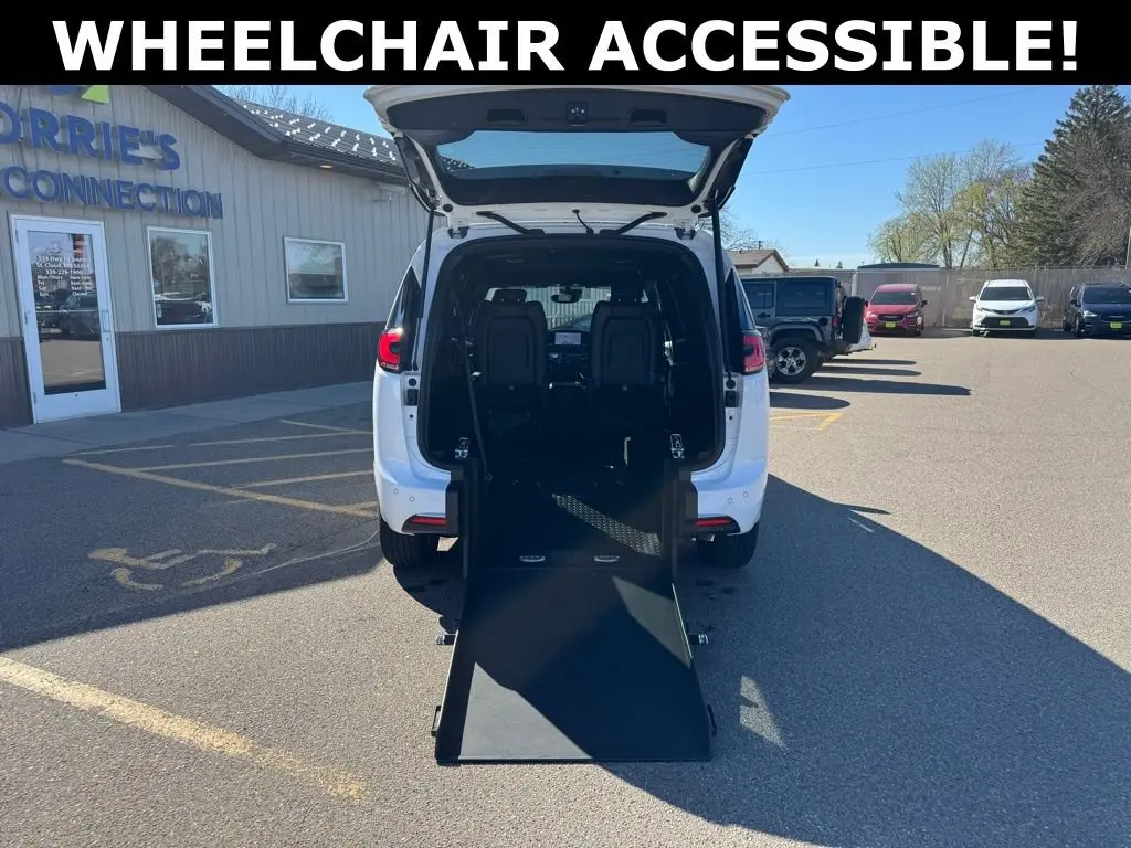 2026 Chrysler Pacifica Select photo 3