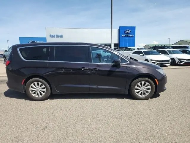 2017 Chrysler Pacifica Touring photo 5