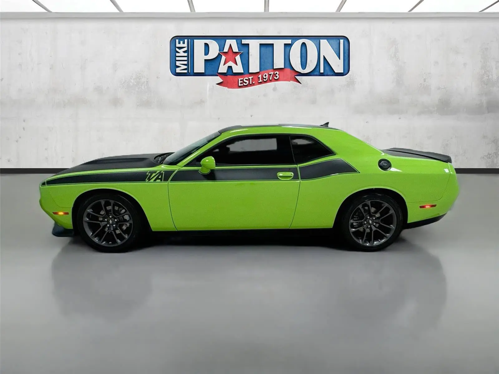 2023 Dodge Challenger R/T photo 4