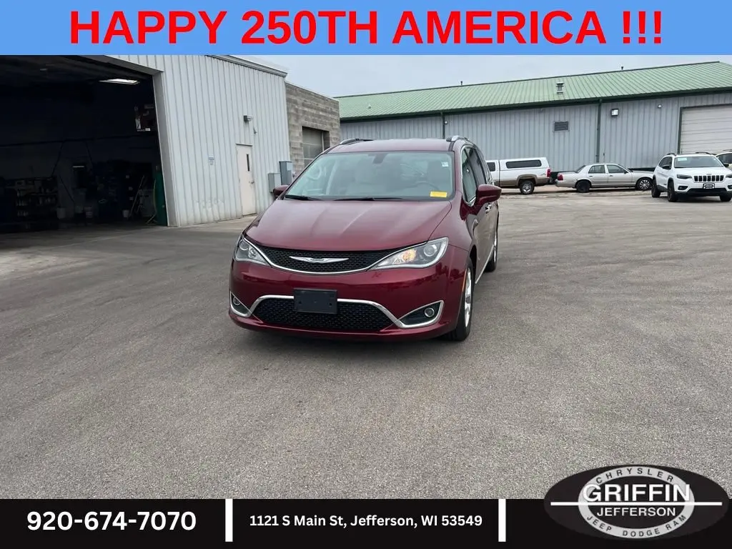 2017 Chrysler Pacifica Touring-L Plus photo 3