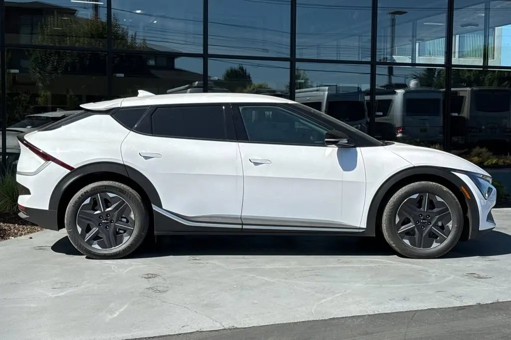 2026 Kia EV6 L AWD Light R photo 3