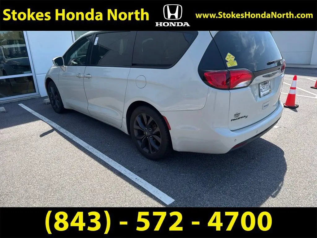 2020 Chrysler Pacifica Touring photo 5