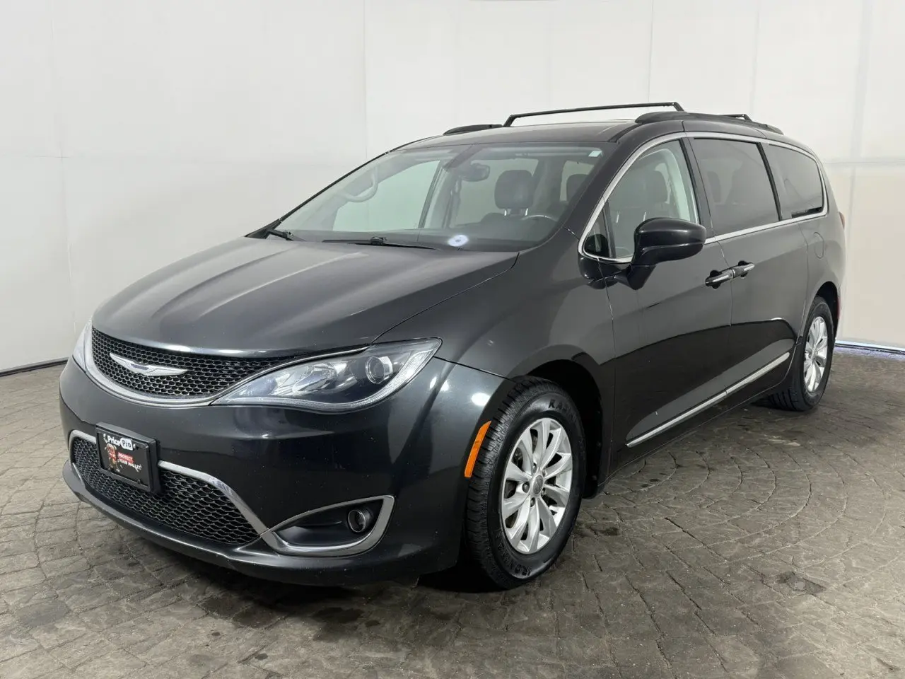 2017 Chrysler Pacifica Touring-L photo 3