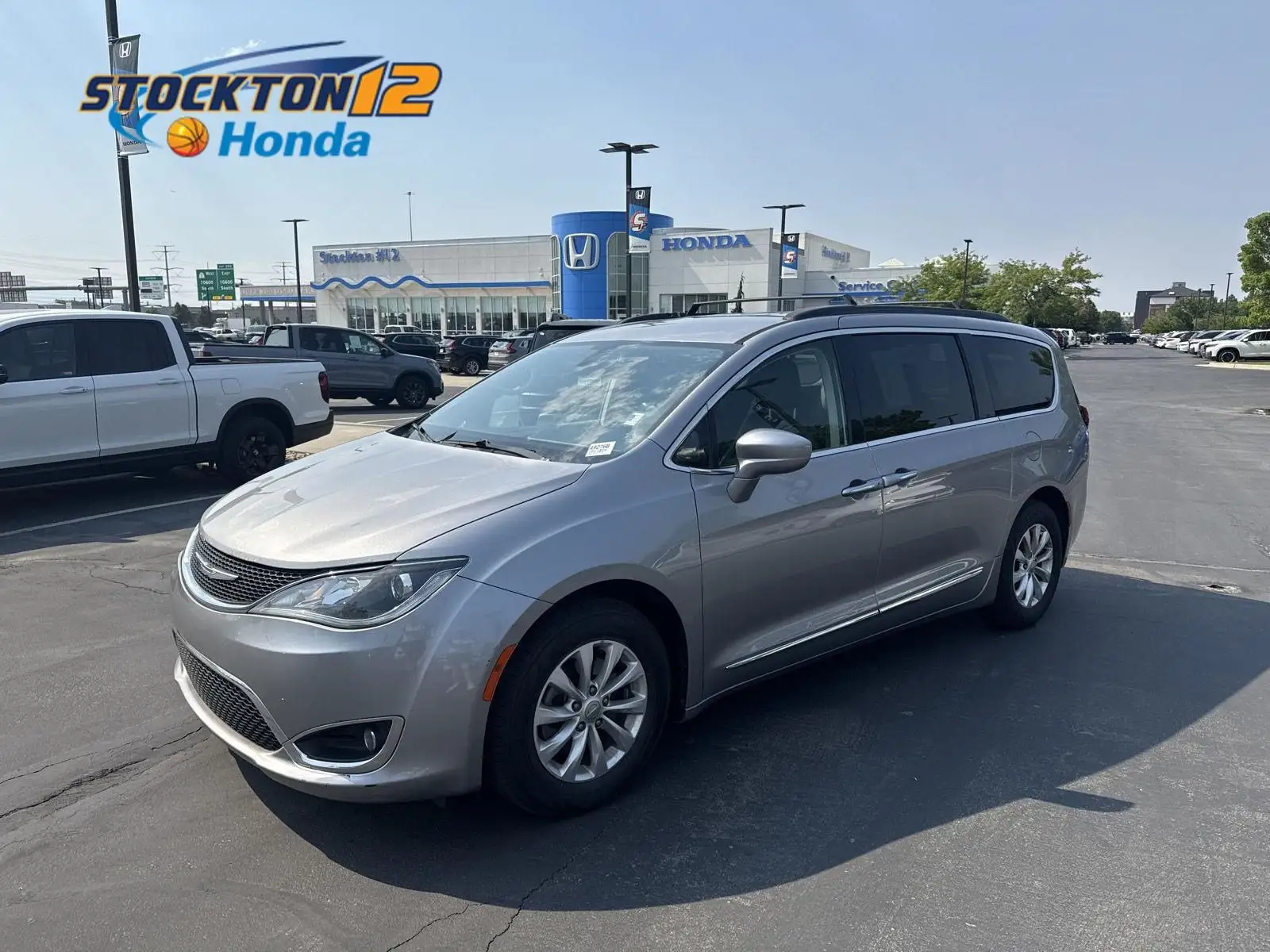 2017 Chrysler Pacifica Touring-L photo 1