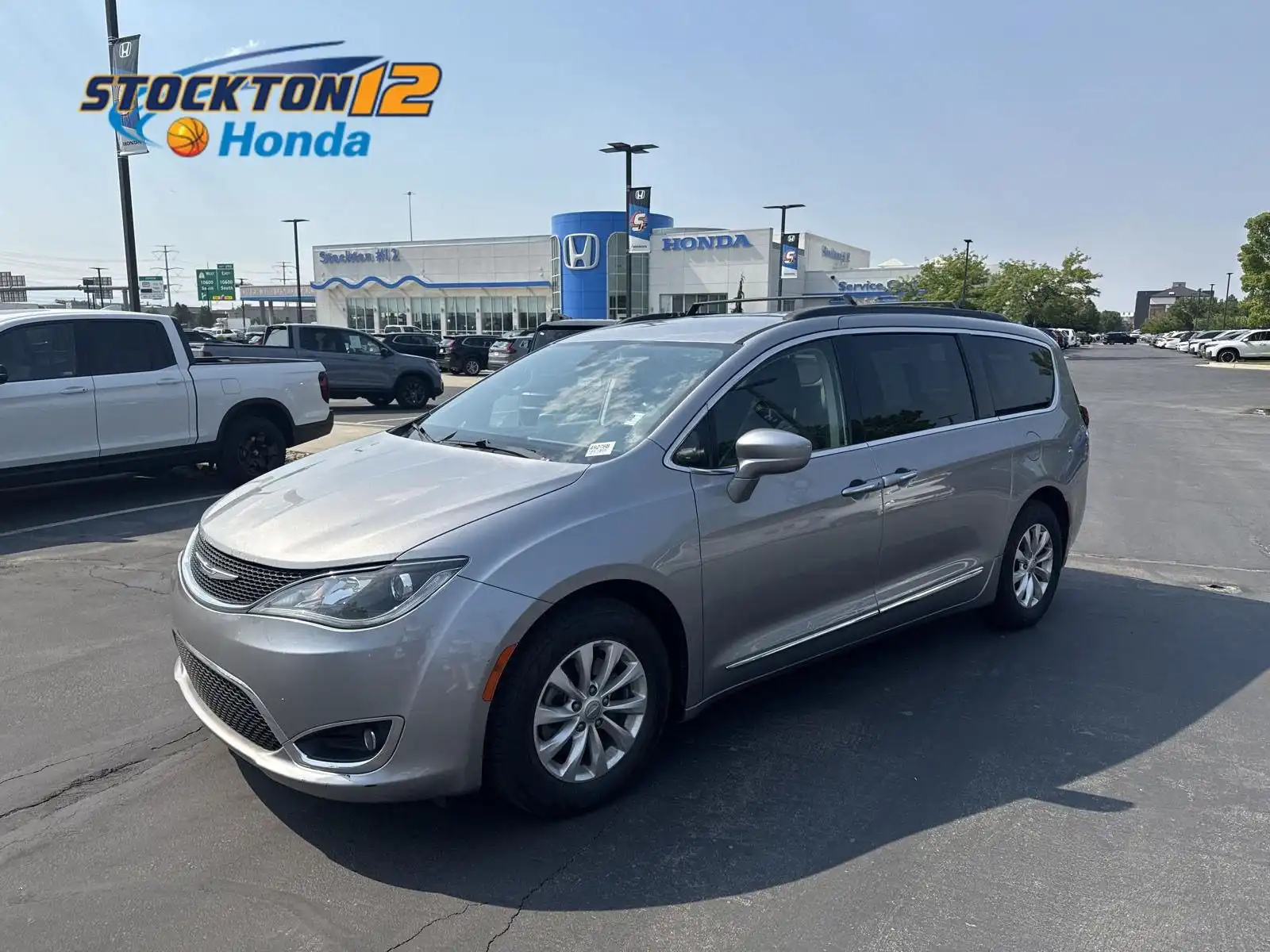 2017 Chrysler Pacifica Touring-L's photo