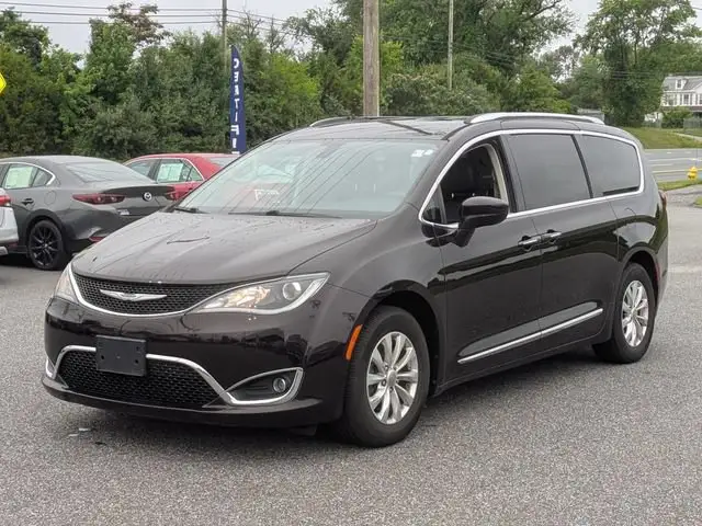 2018 Chrysler Pacifica Touring L photo 1