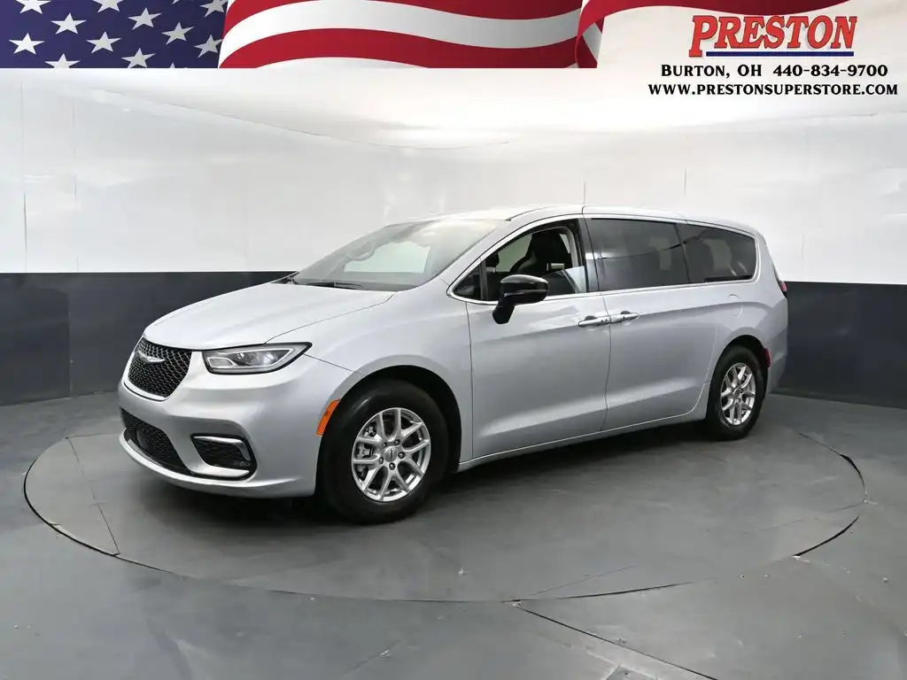 2024 Chrysler Pacifica Touring L's photo