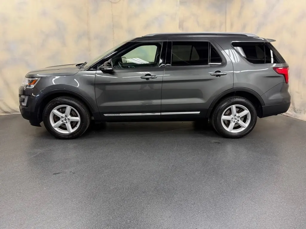 2017 Ford Explorer XLT 4WD photo 3