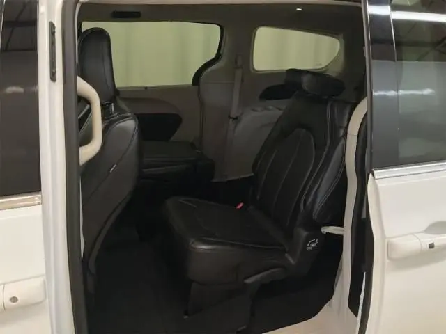 2023 Chrysler Pacifica Touring L photo 3