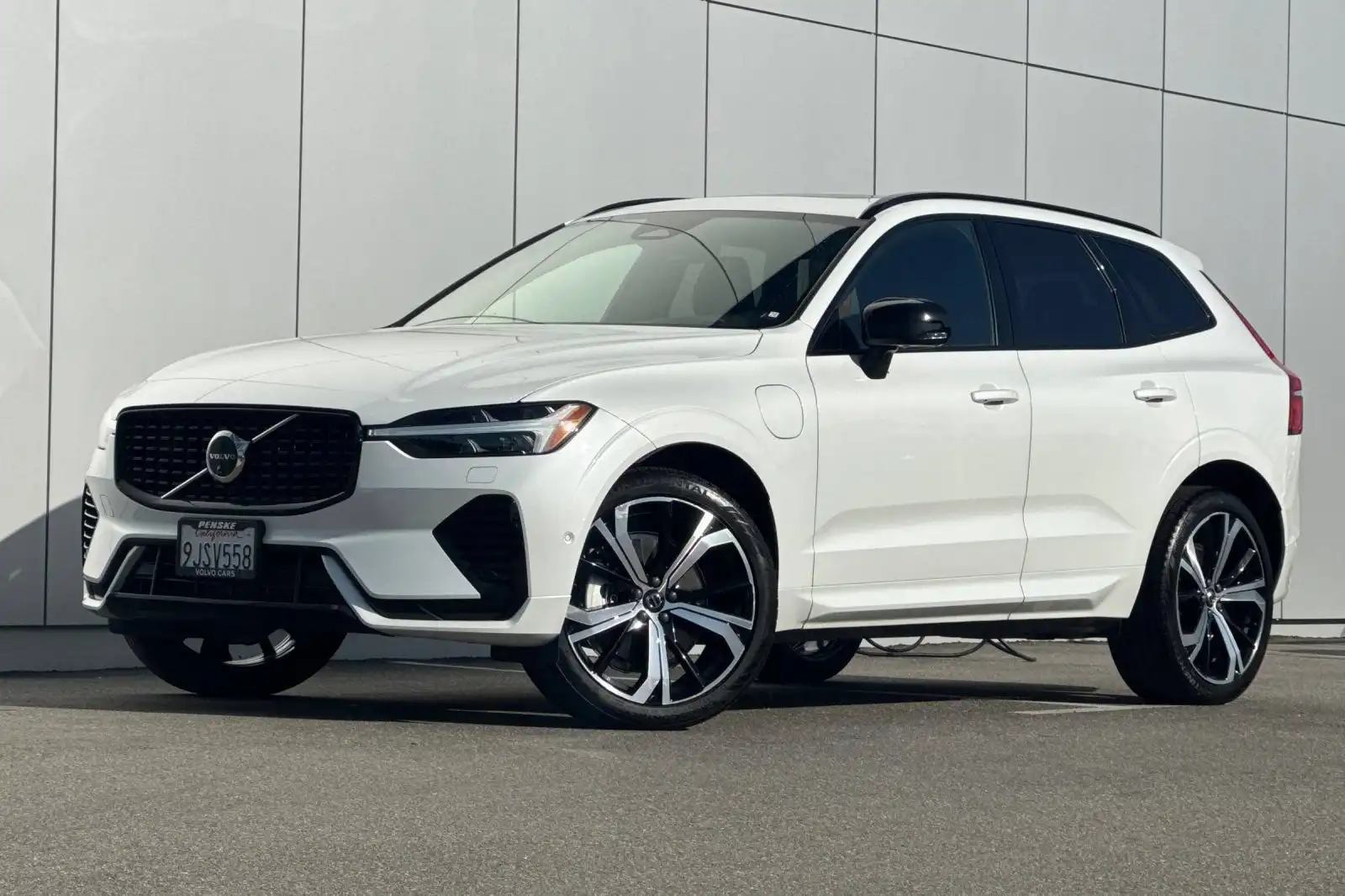 2024 Volvo XC60 T8 Ultimate Dark Theme AWD's photo