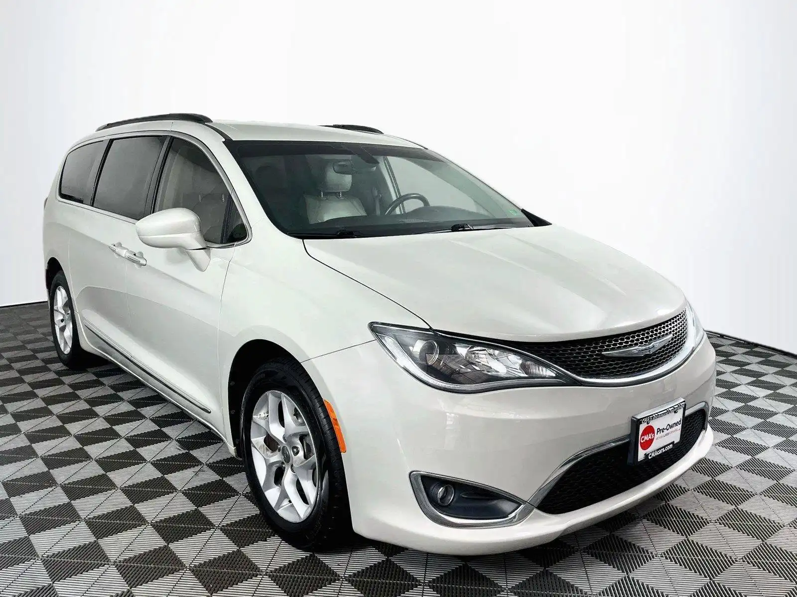 2017 Chrysler Pacifica Touring L's photo