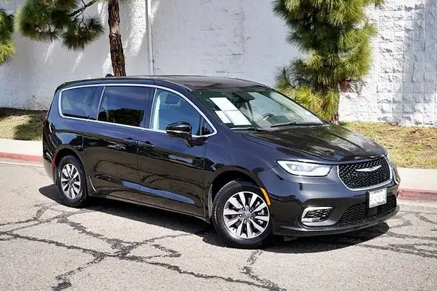 2024 Chrysler Pacifica Hybrid Select PHEV's photo