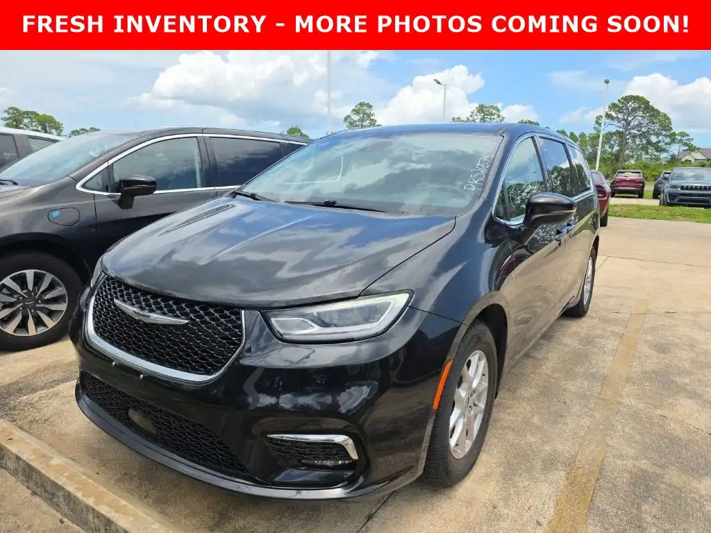 2023 Chrysler Pacifica Touring L's photo