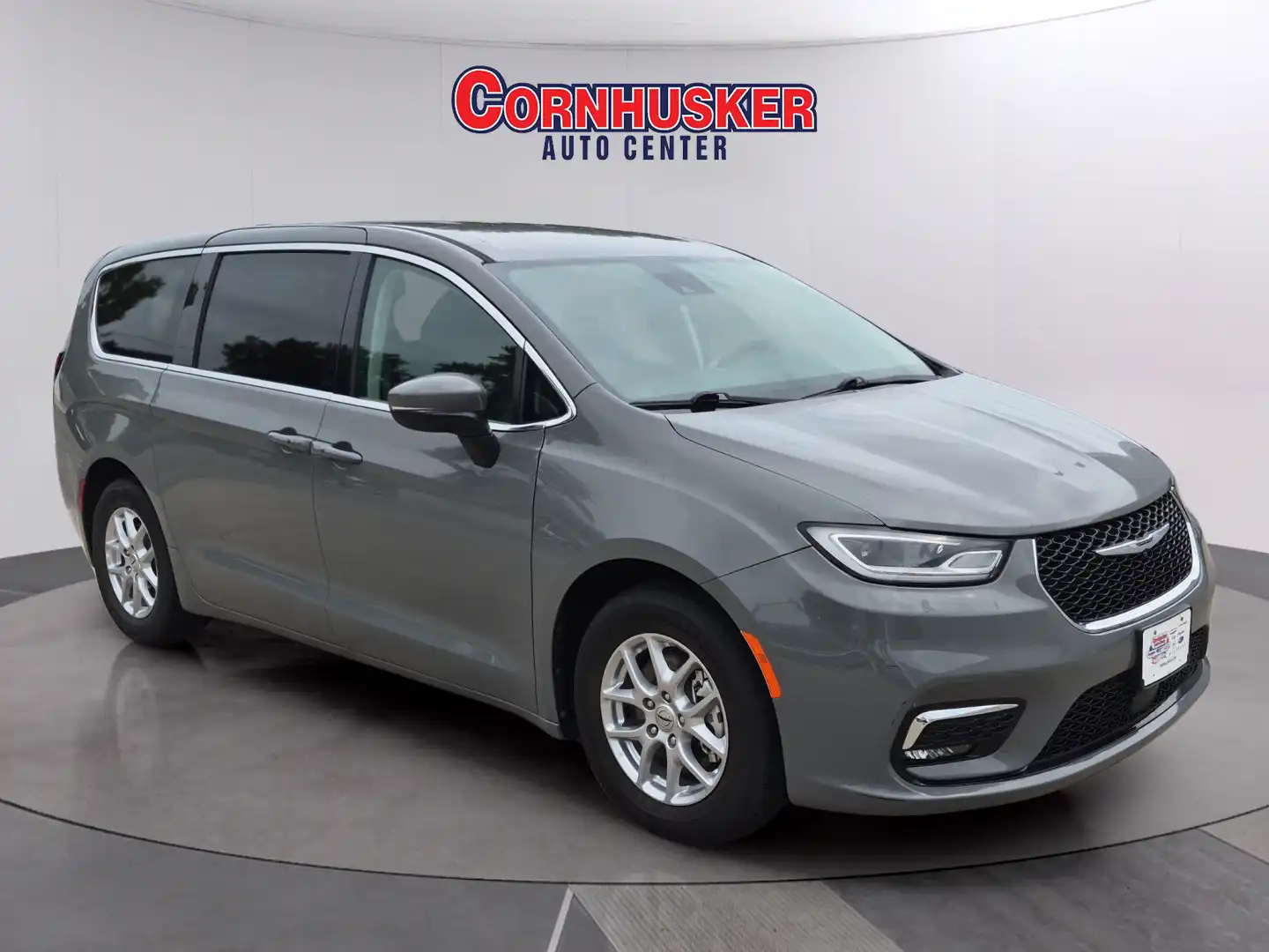 2023 Chrysler Pacifica Touring L's photo
