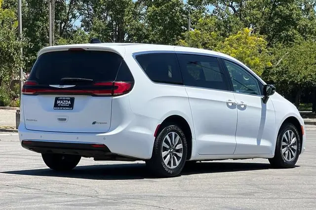 2024 Chrysler Pacifica Hybrid Select PHEV photo 4