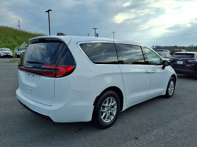 2025 Chrysler Pacifica Select photo 5