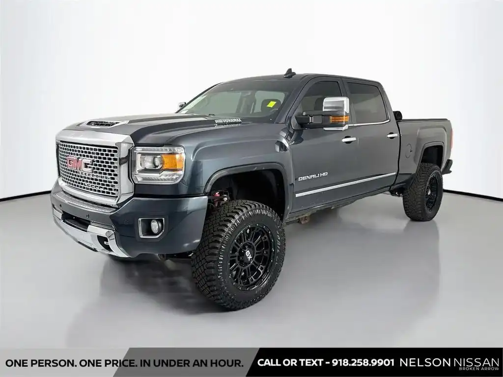 2017 GMC Sierra 4WD Crew Cab Standard Box Denali's photo