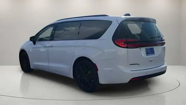 2026 Chrysler Pacifica Select photo 5