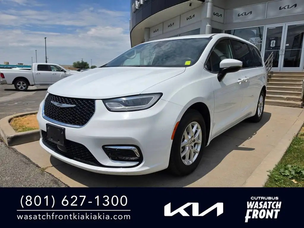 2023 Chrysler Pacifica Touring L's photo