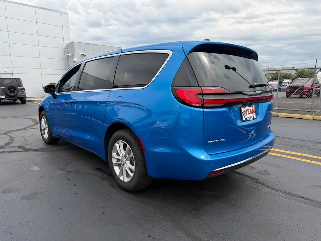 2026 Chrysler Pacifica Select AWD photo 5