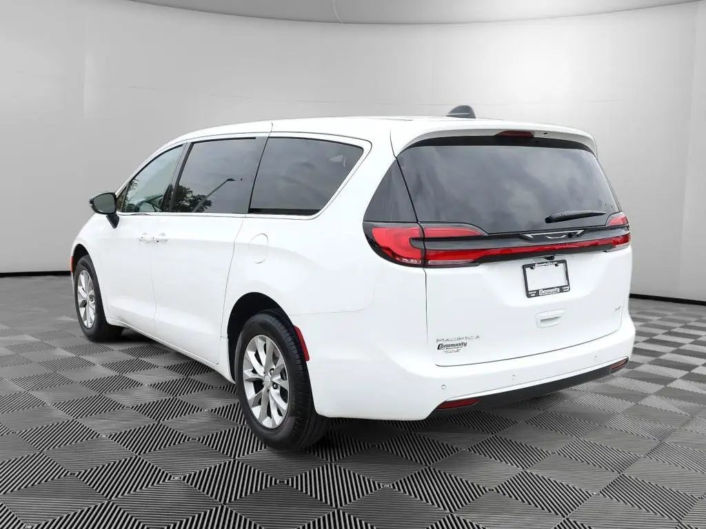 2027 Chrysler Pacifica Select AWD photo 5