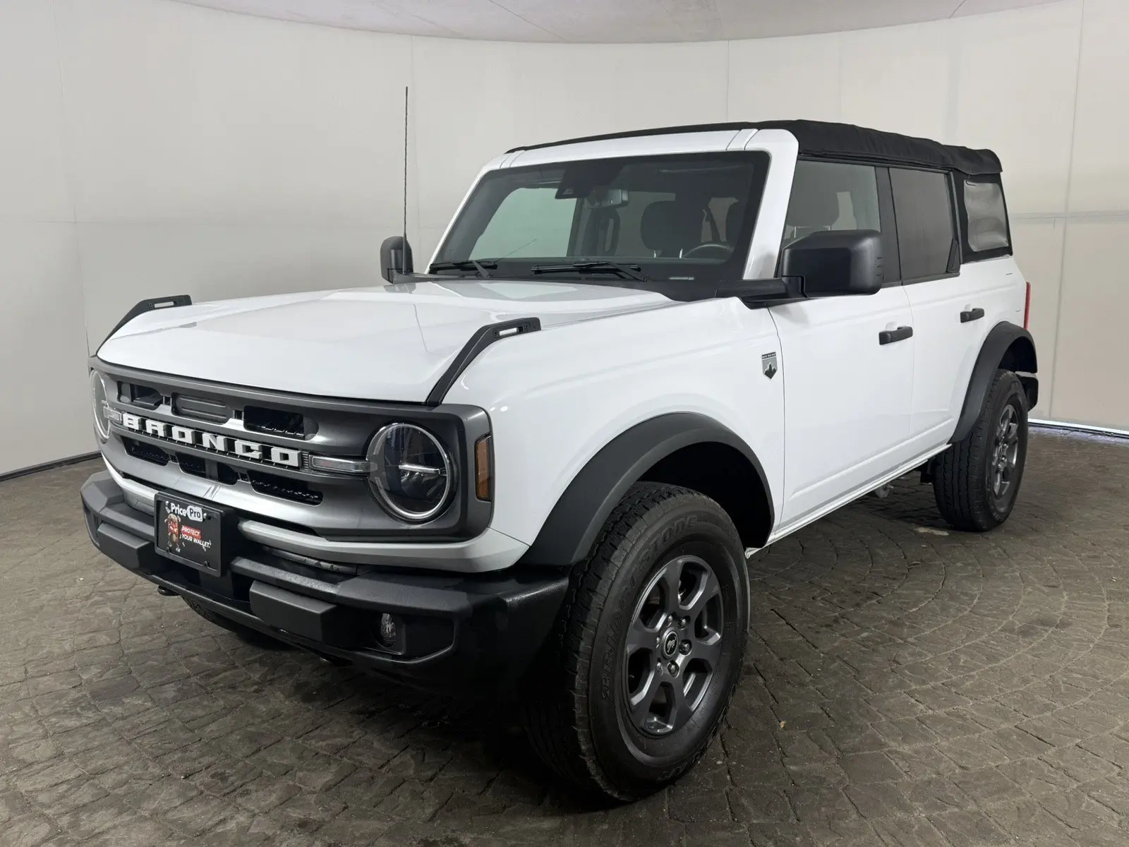 2023 Ford Bronco Base 4x4 photo 3