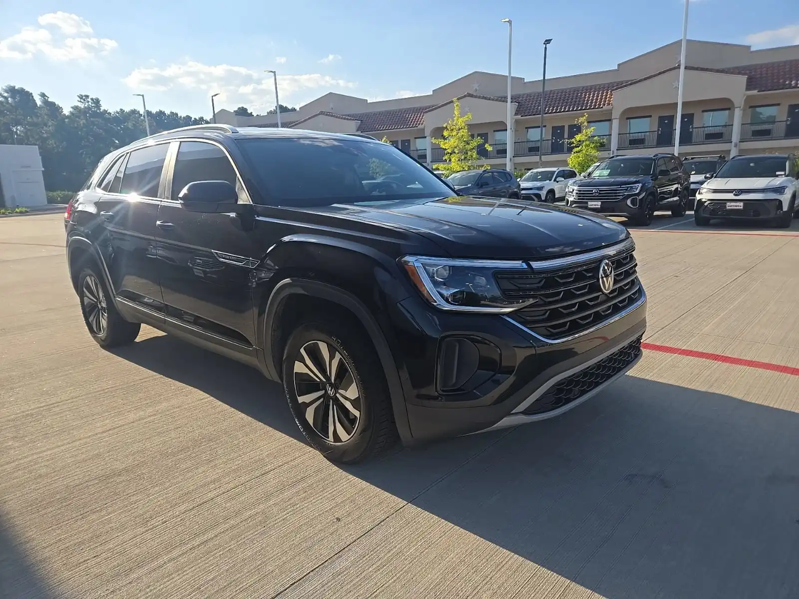 2024 Volkswagen Atlas Cross Sport 2.0T SE's photo