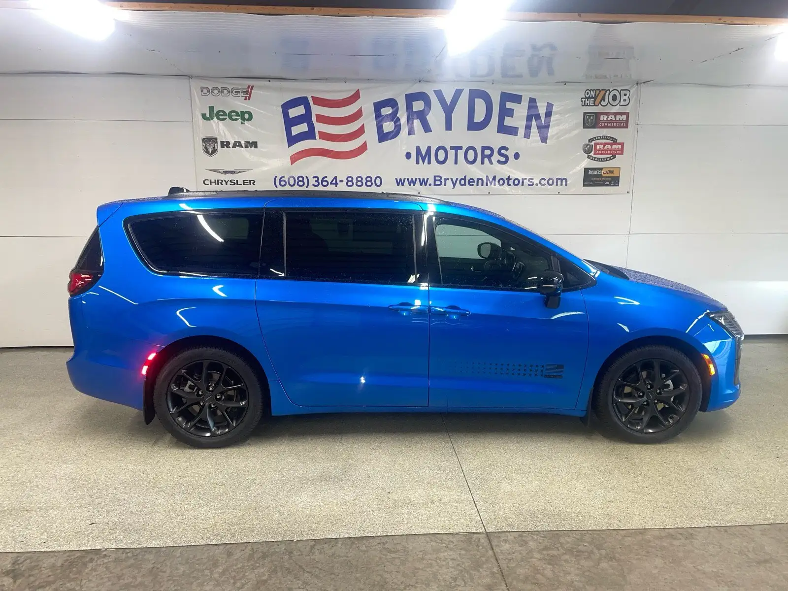 2027 Chrysler Pacifica Select photo 1