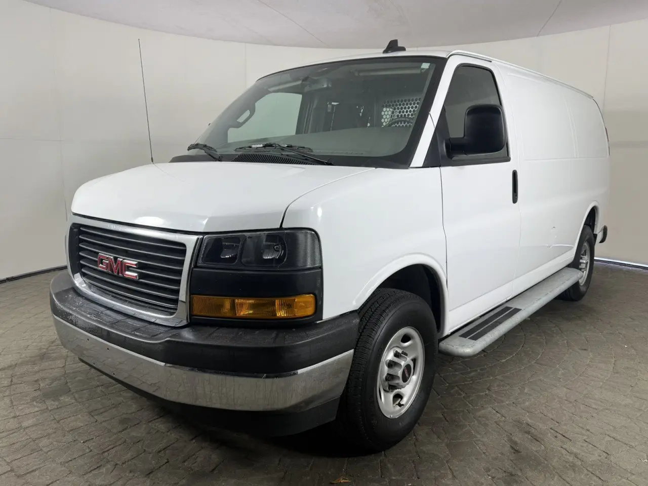 2024 GMC Savana 2500 photo 3