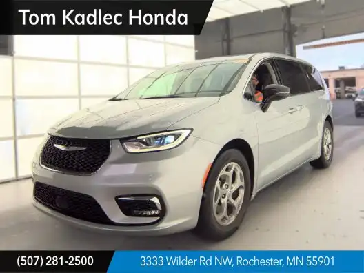 2024 Chrysler Pacifica Limited's photo