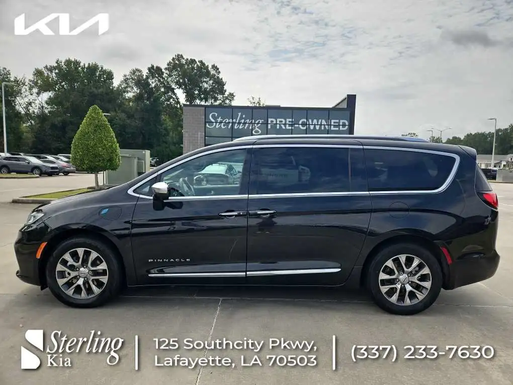 2021 Chrysler Pacifica Hybrid Pinnacle's photo