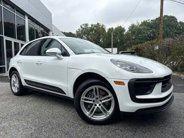 2025 Porsche Macan Base's photo