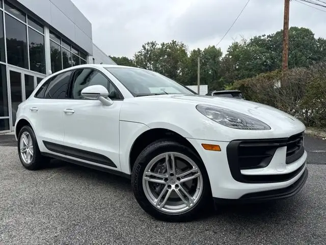 2025 Porsche Macan Base photo 1