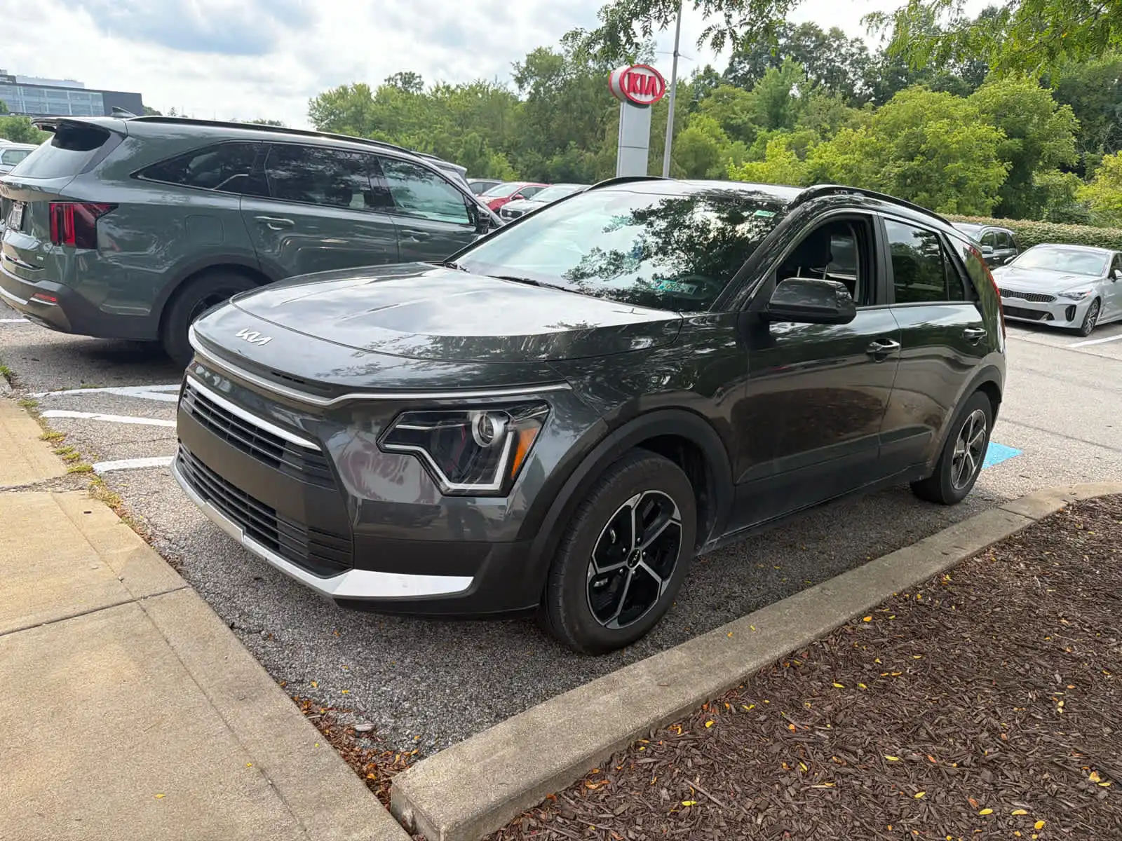 2025 Kia Niro LX HEV's photo