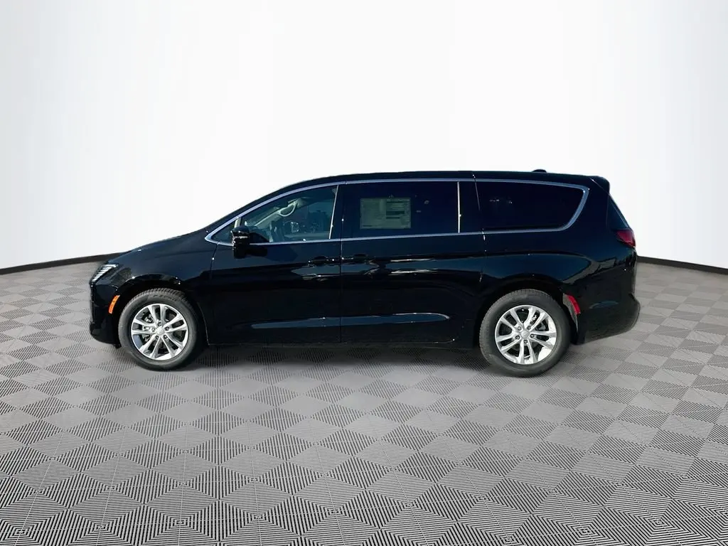 2027 Chrysler Pacifica Select photo 5