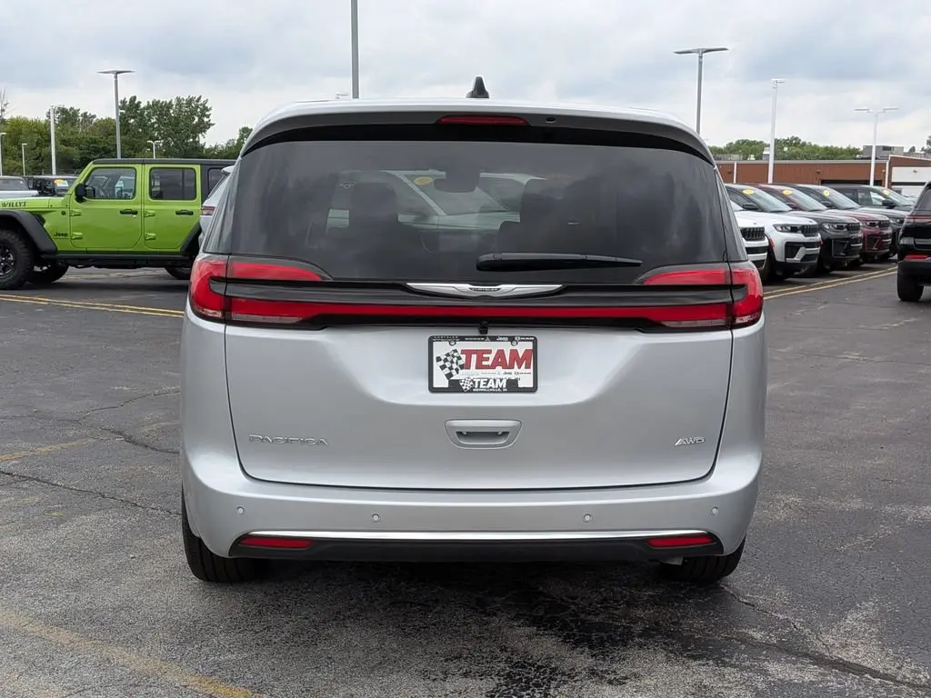 2026 Chrysler Pacifica Select AWD photo 5