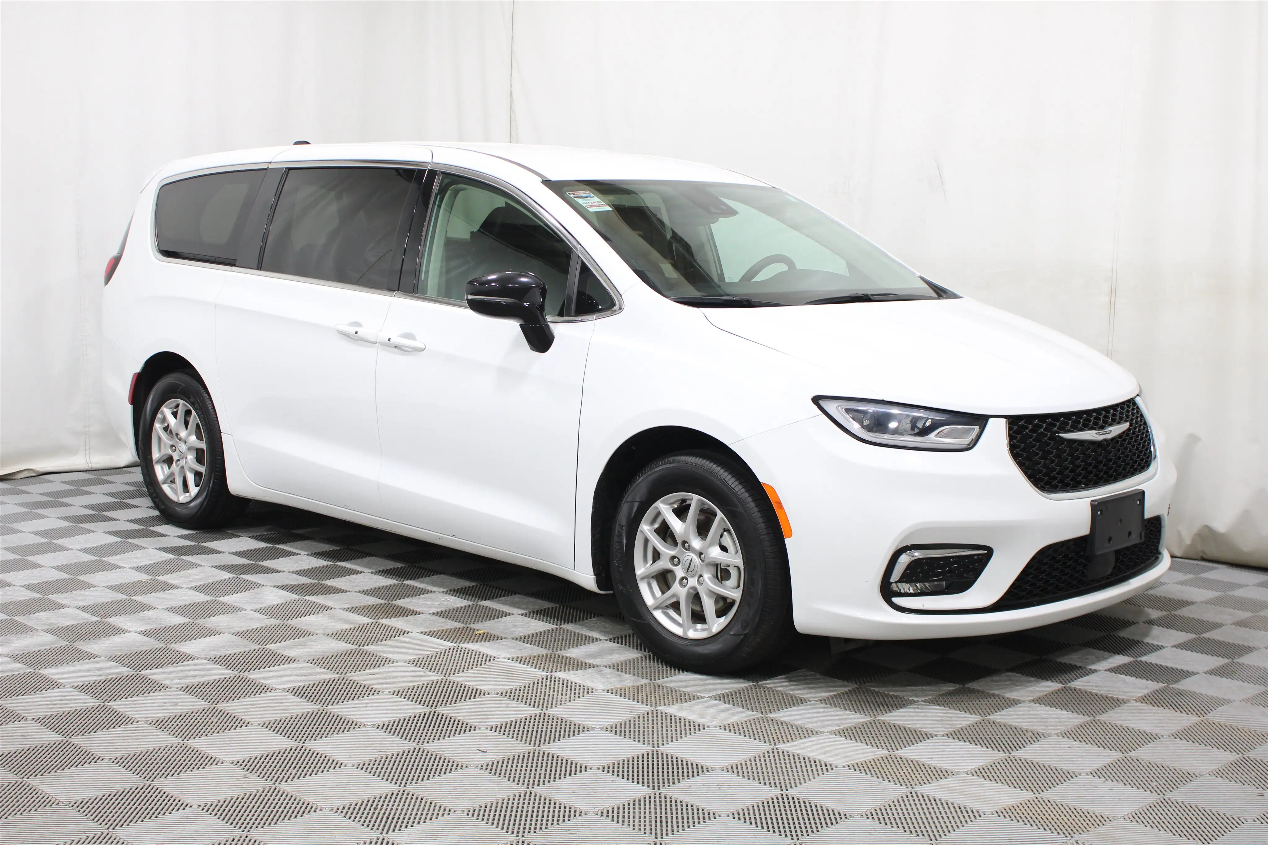 2024 Chrysler Pacifica Touring L's photo