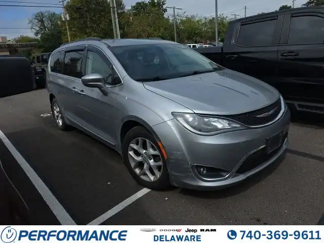 2017 Chrysler Pacifica Touring L's photo