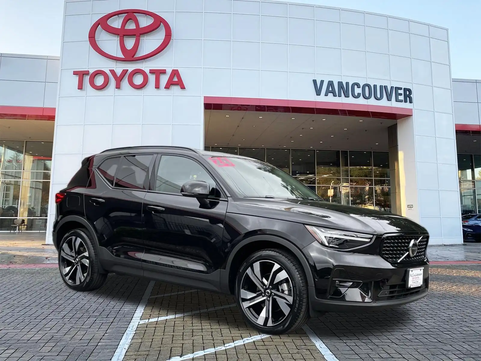 2024 Volvo XC40 B5 Plus Dark AWD's photo