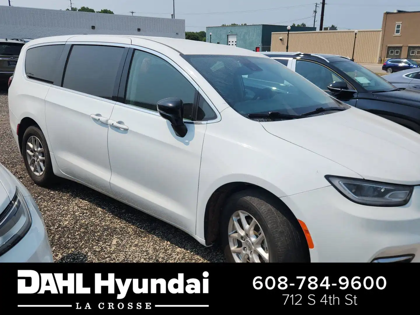 2024 Chrysler Pacifica Touring L's photo