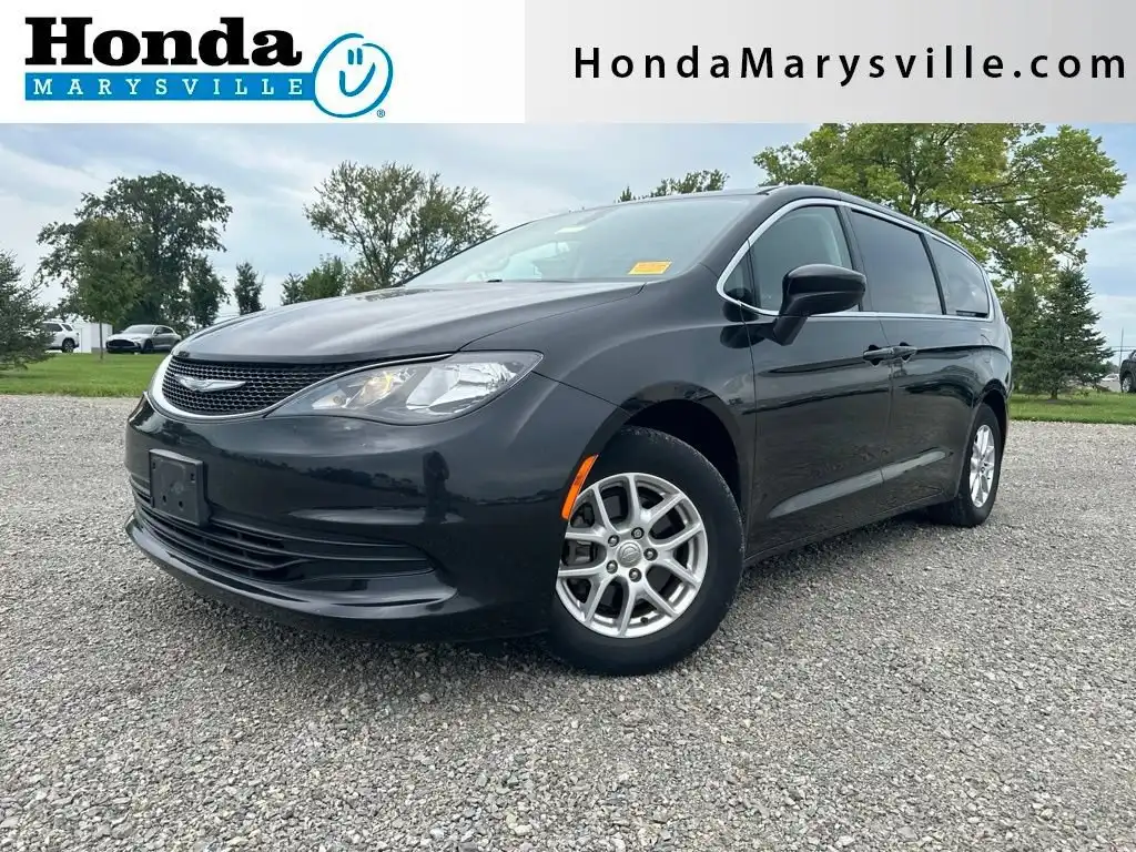 2017 Chrysler Pacifica Touring's photo