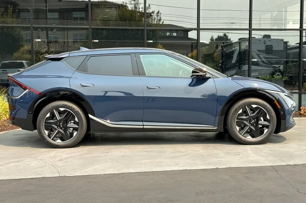 2026 Kia EV6 Wind AWD photo 3
