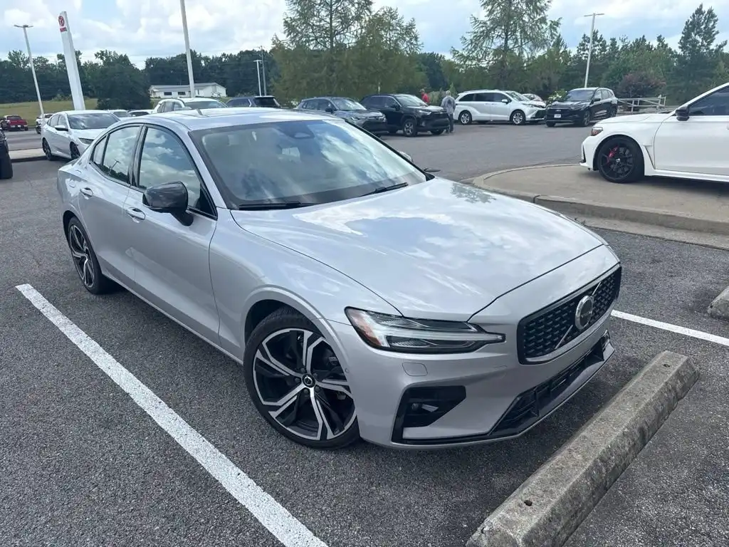 2024 Volvo S60 B5 Plus Dark Theme's photo